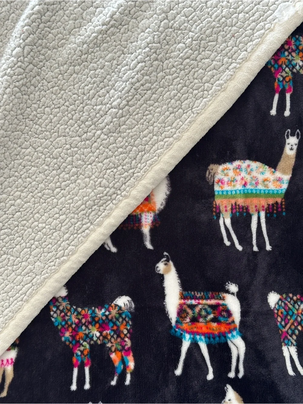 Cozy Llama 🦙 Print Plush Throw Blanket - Black with Multicolor Llamas